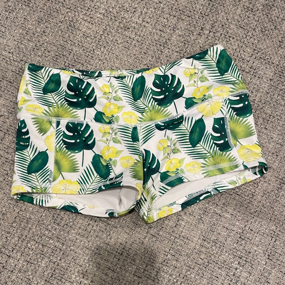 fleo shorts size smalll